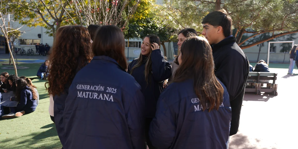 Estudiantes de la Generación 2025 conversan en el patio de Maturana.