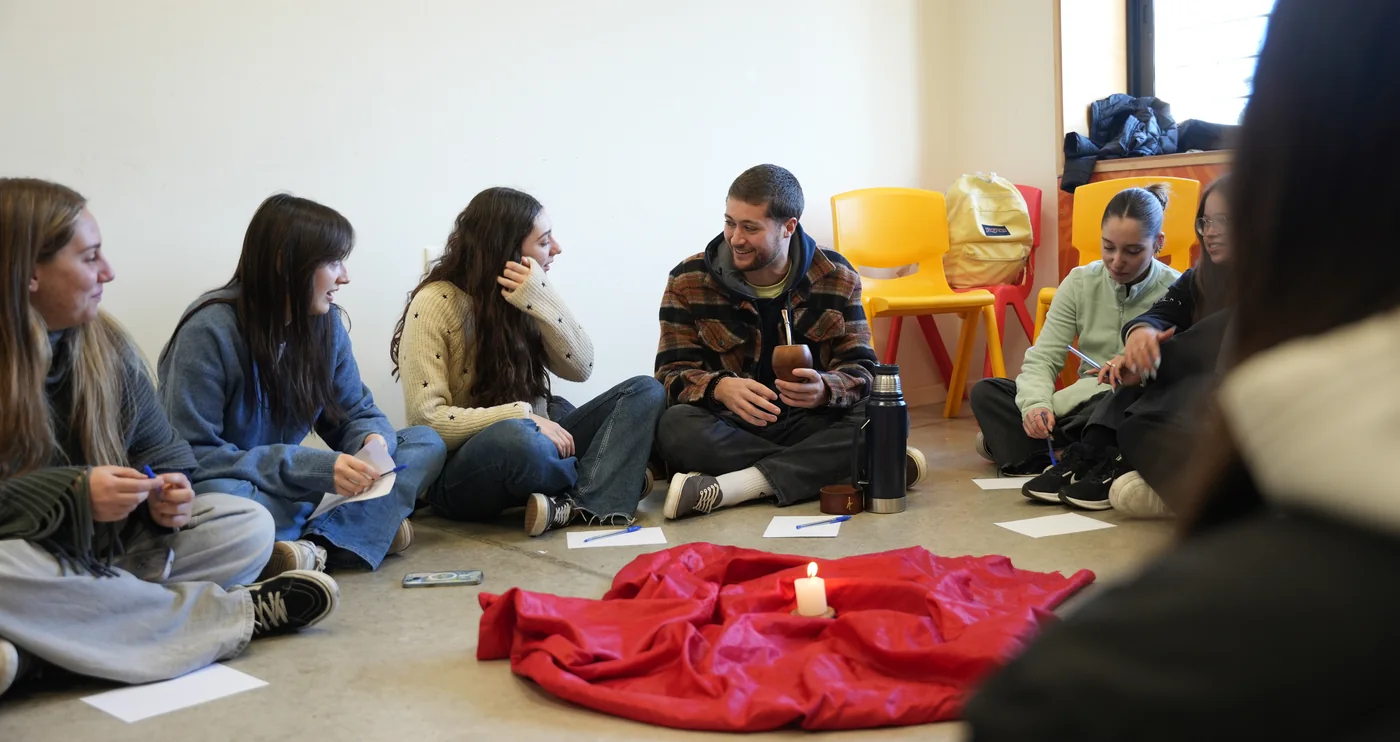 Estudiantes de Bachillerato y un educador dialogan en ronda durante una actividad pastoral.