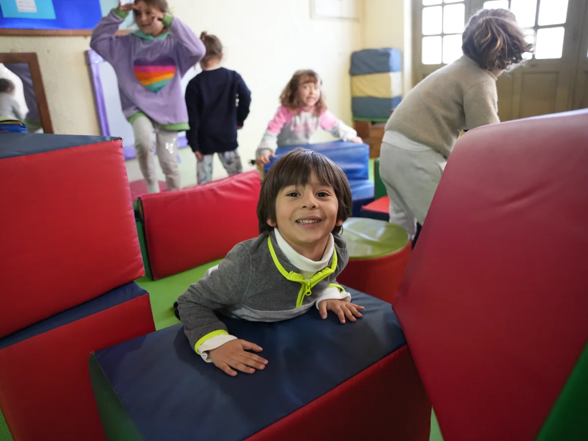 Niños de Maternal exploran el movimiento en una propuesta de psicomotricidad.