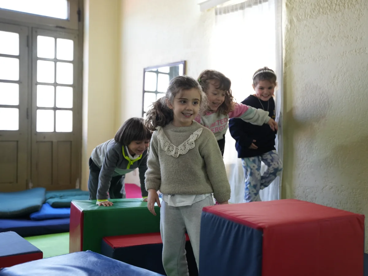Niños de Inicial recorren un circuito de psicomotricidad.