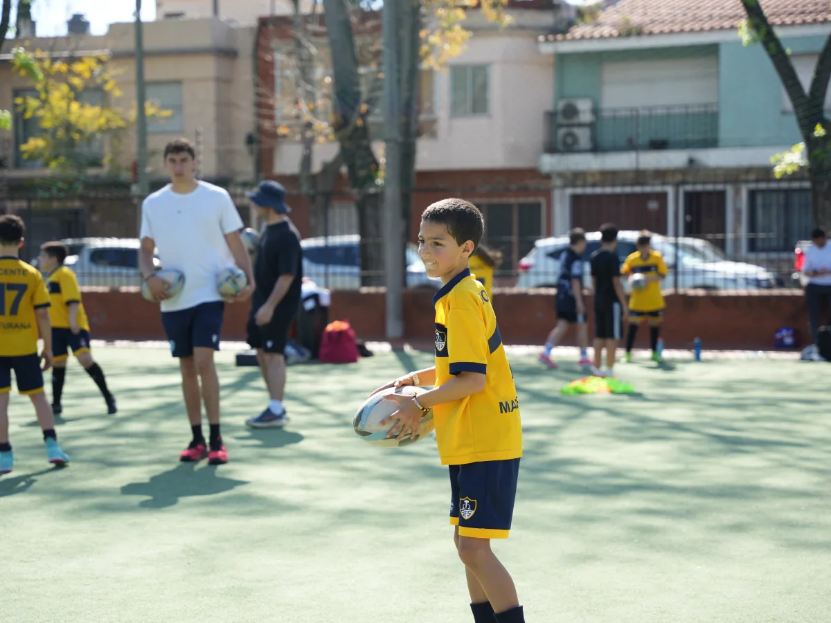 Un estudiante de Primaria practica con pelotas durante una actividad deportiva.
