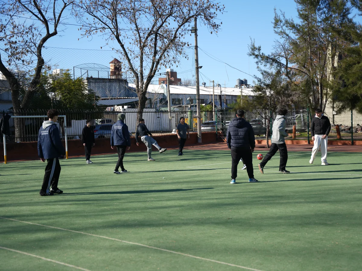 Estudiantes de Bachillerato comparten una actividad deportiva en la cancha exterior.