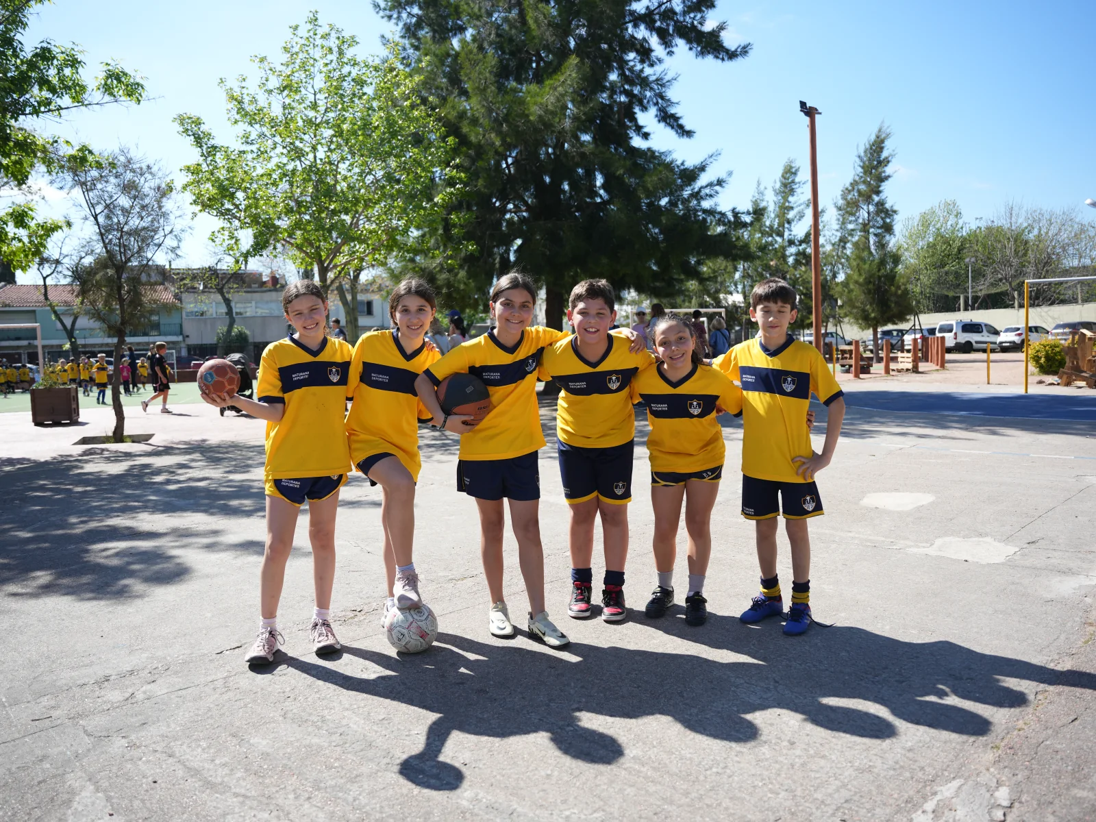 Estudiantes de Primaria en equipo durante una jornada deportiva de Maturana.
