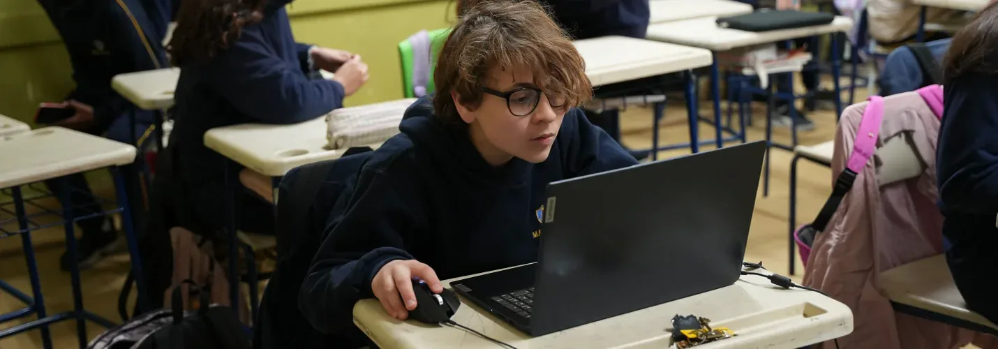 Estudiantes de Ciclo Básico desarrollando habilidades en inglés.