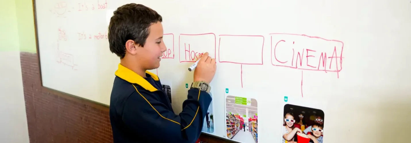 Estudiantes de Primaria trabajando en inglés.