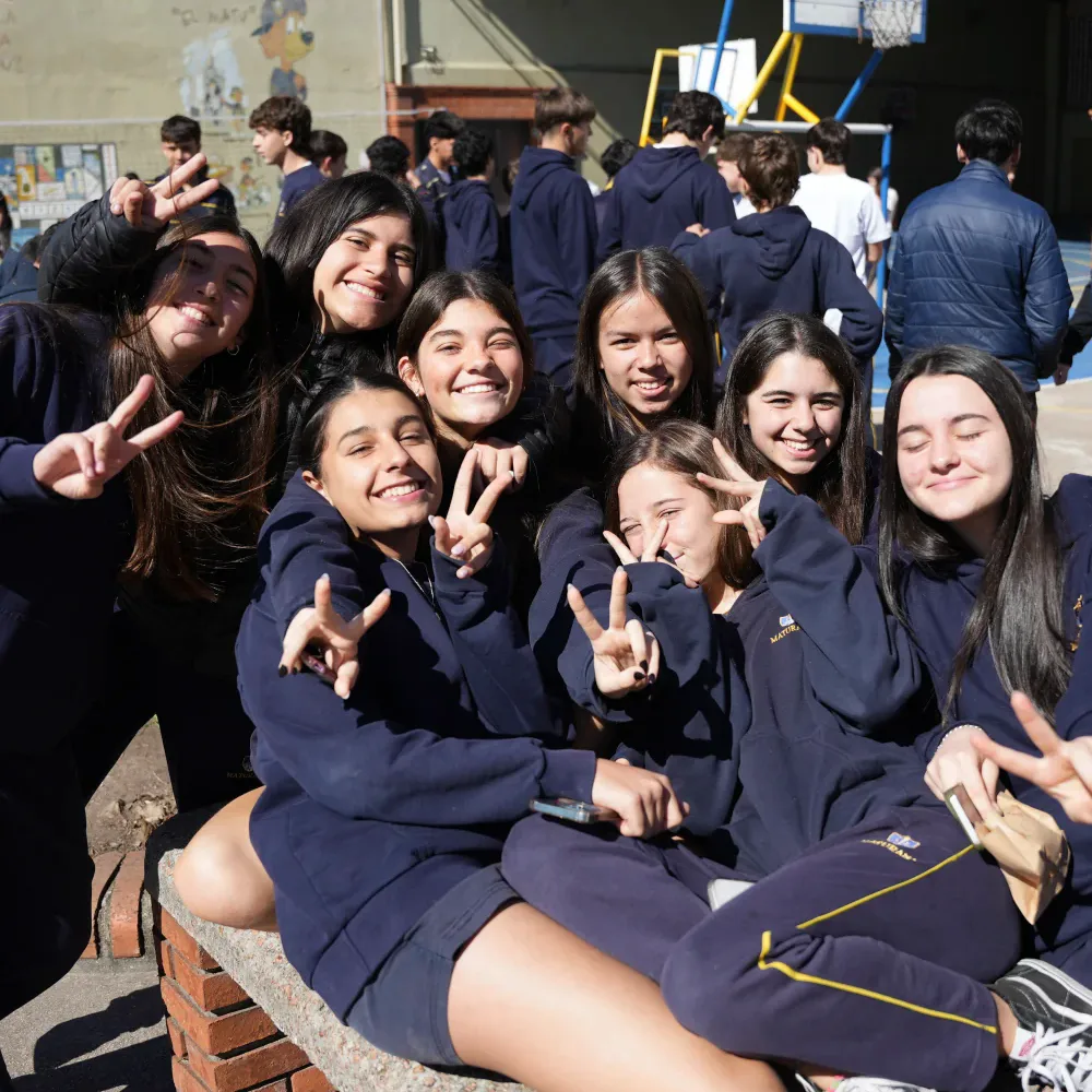 Estudiantes trabajando en una actividad grupal.