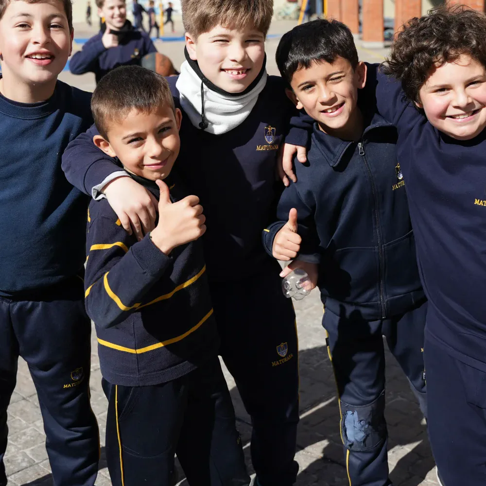 Estudiantes de primaria participando en un taller de cocina.