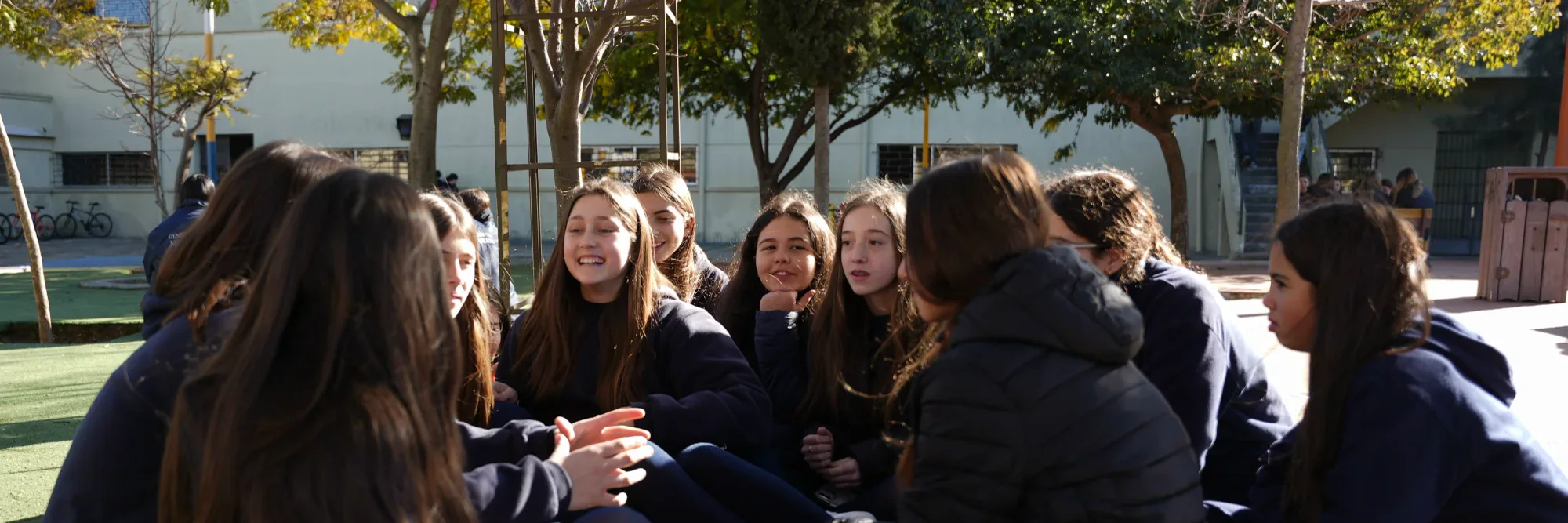 Estudiantes reunidas en el patio del colegio durante un momento de convivencia.