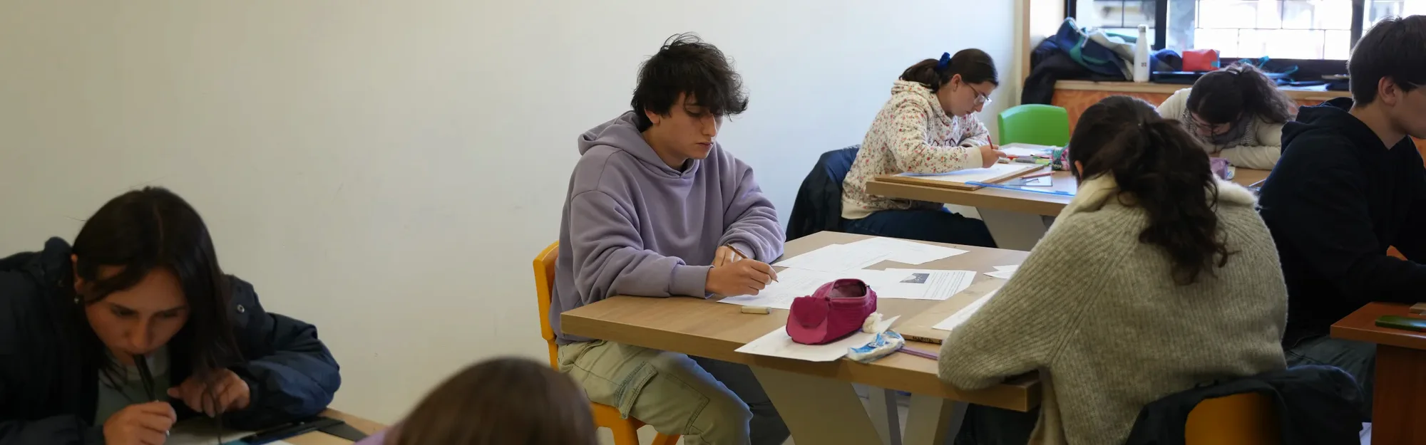 Estudiantes de Bachillerato trabajando en una actividad de aula.