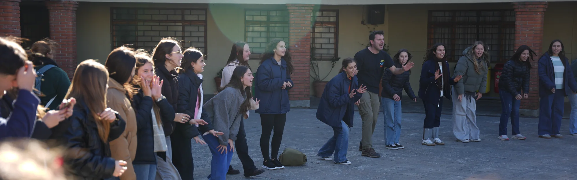 Estudiantes de Bachillerato participando en una actividad de comunidad en el patio.