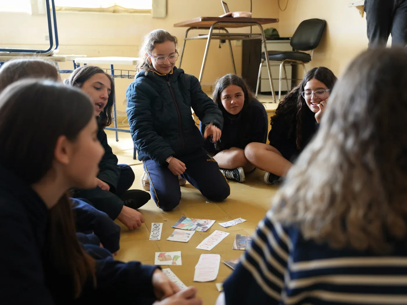 Estudiantes de Ciclo Básico compartiendo una experiencia escolar.