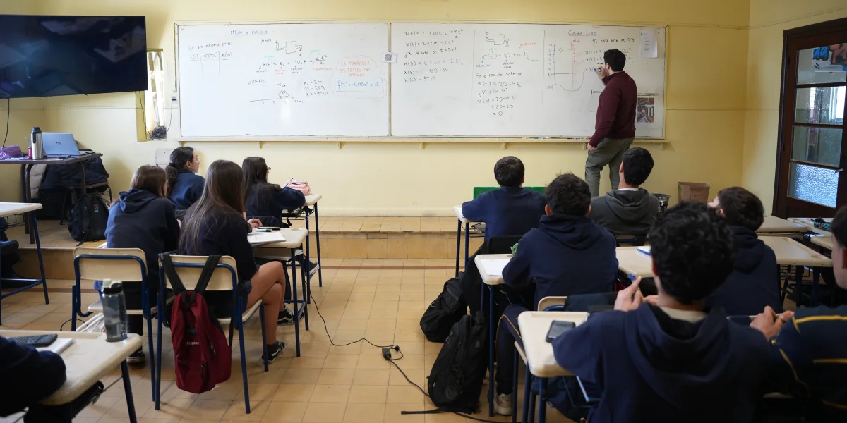 Docentes acompañando a estudiantes de Ciclo Básico.