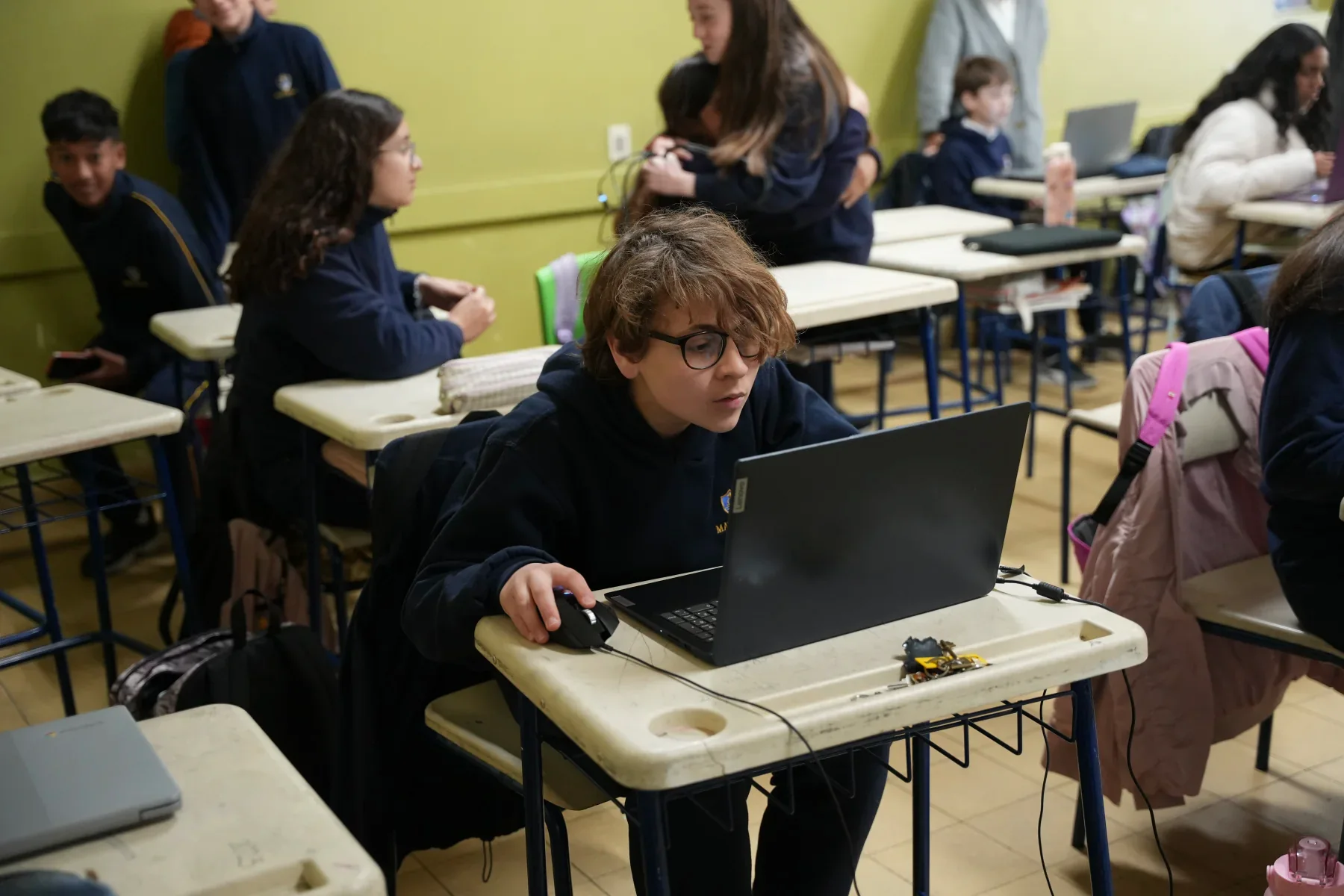 Estudiantes trabajando en proyectos.