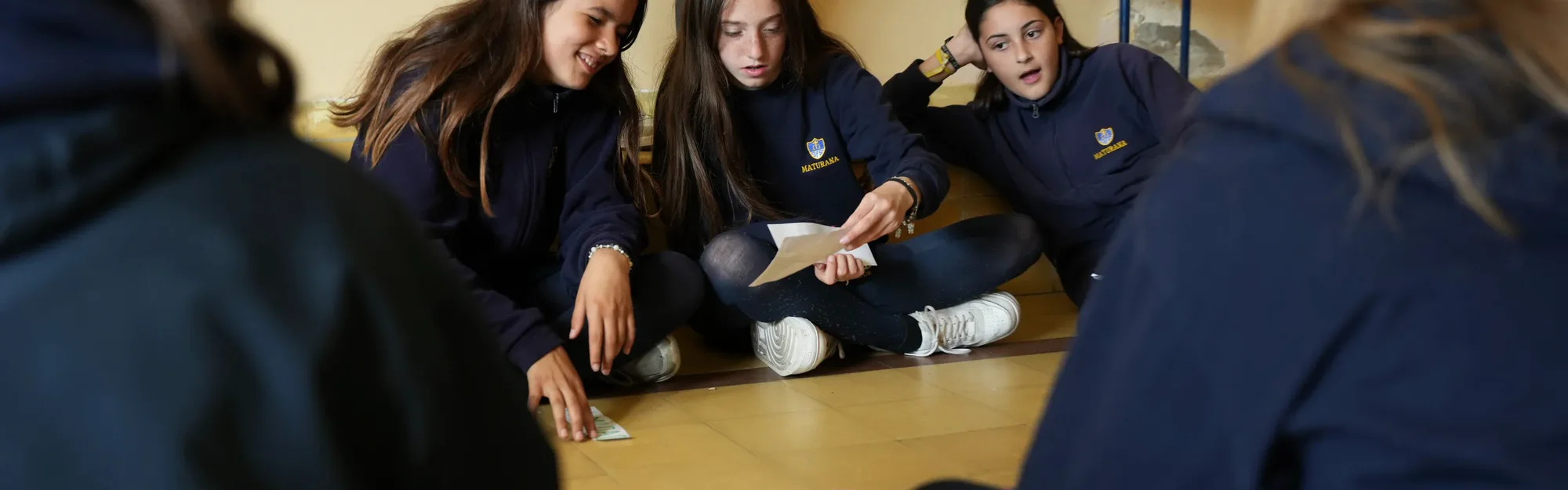 Estudiantes de Ciclo Básico trabajando en grupo durante una actividad de aula.