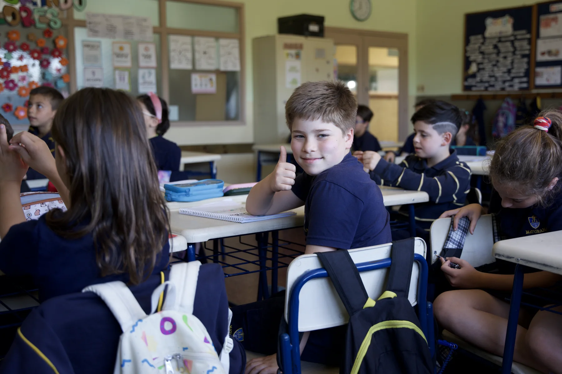 Estudiante de Primaria trabajando en una actividad de inglés.