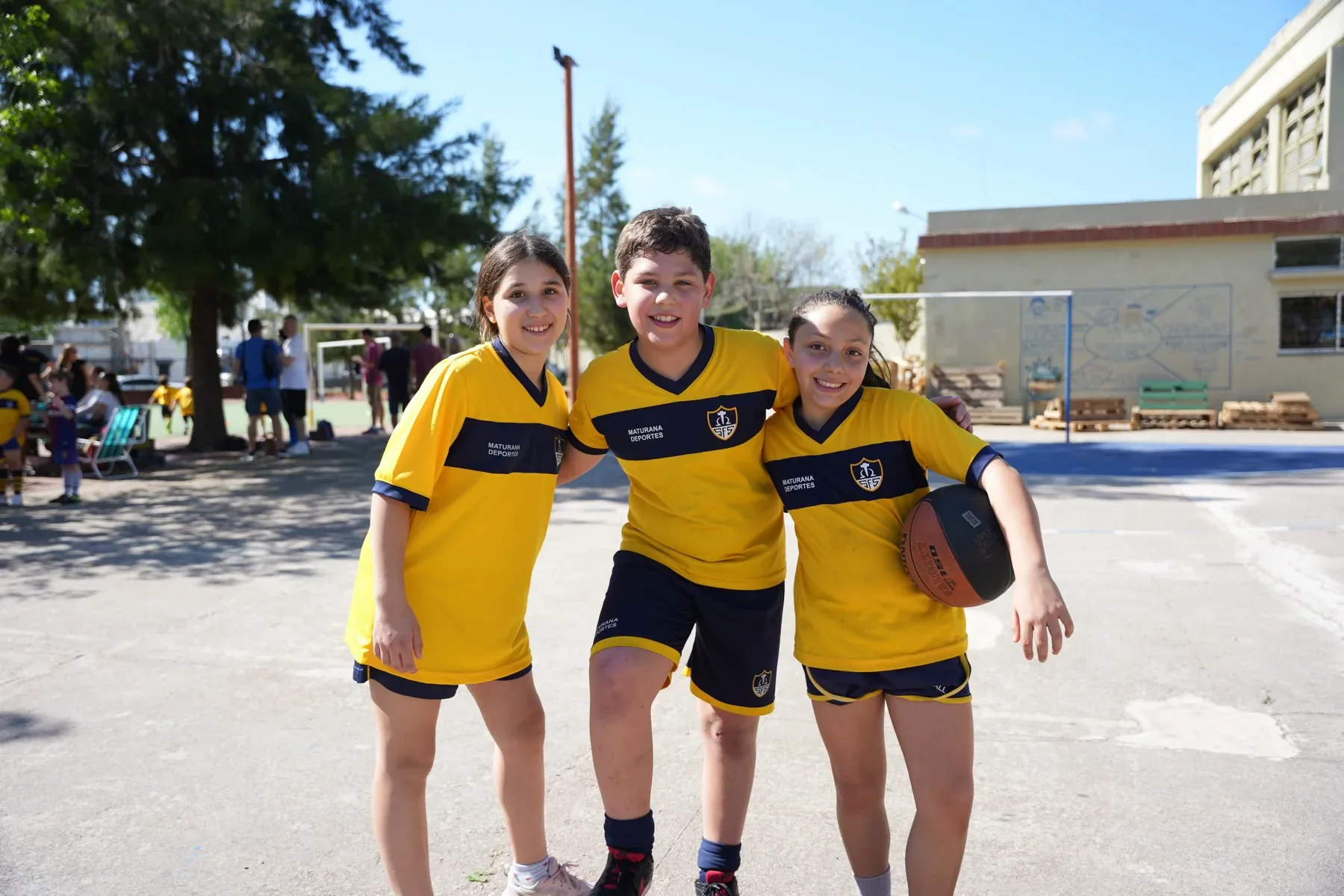 Estudiantes de Primaria compartiendo en el patio del Colegio Maturana.
